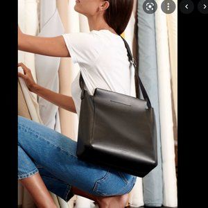 Everlane The Form Italian Leather Messenger Bag Purse